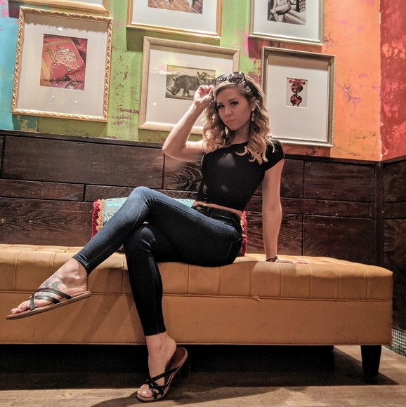 Meet your Posher, Ashley Addison - Picture 6 of 8